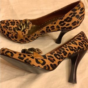 BCBG girls leopard print calf hair pump! With chain detail. Leather size 5.5